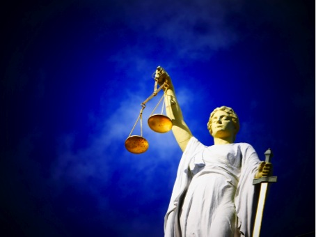 Thémis, déesse grecque de la Justice. D’une main elle tient une balance symbolisant l’équité et un glaive symbolisant la justice (source photo : Pixabay)